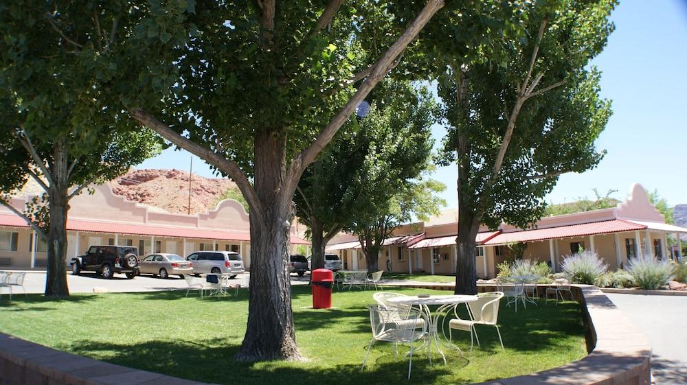 Adventure Inn & Motel photo 37
