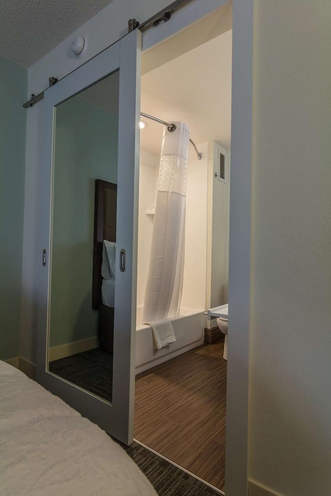 Hampton Inn Winchester-University/Mall Area photo 17