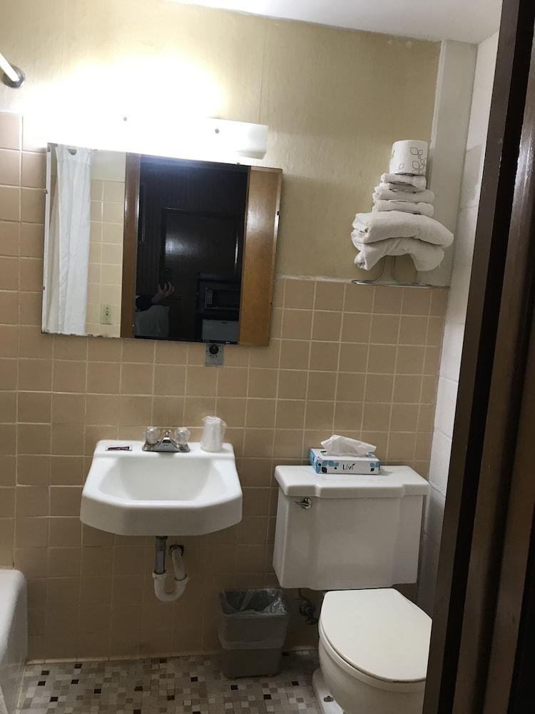 Colonial Inn Dyersville photo 34