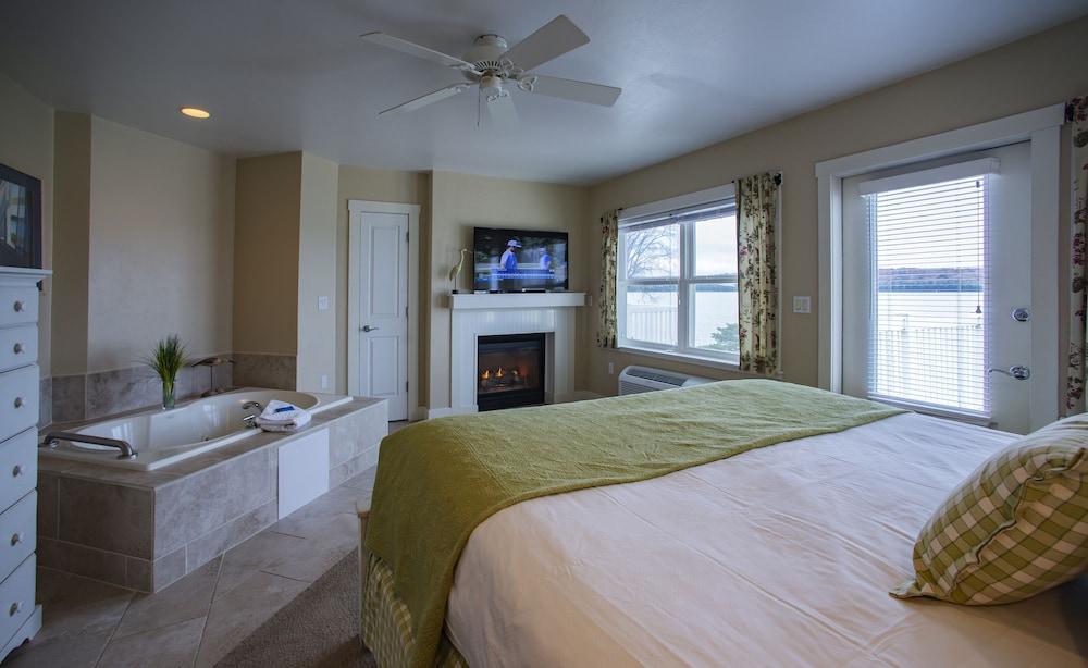 Edgewater Resort photo 18