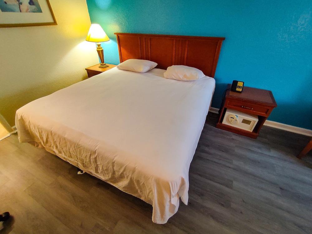 Clover Inn & Suites photo 21