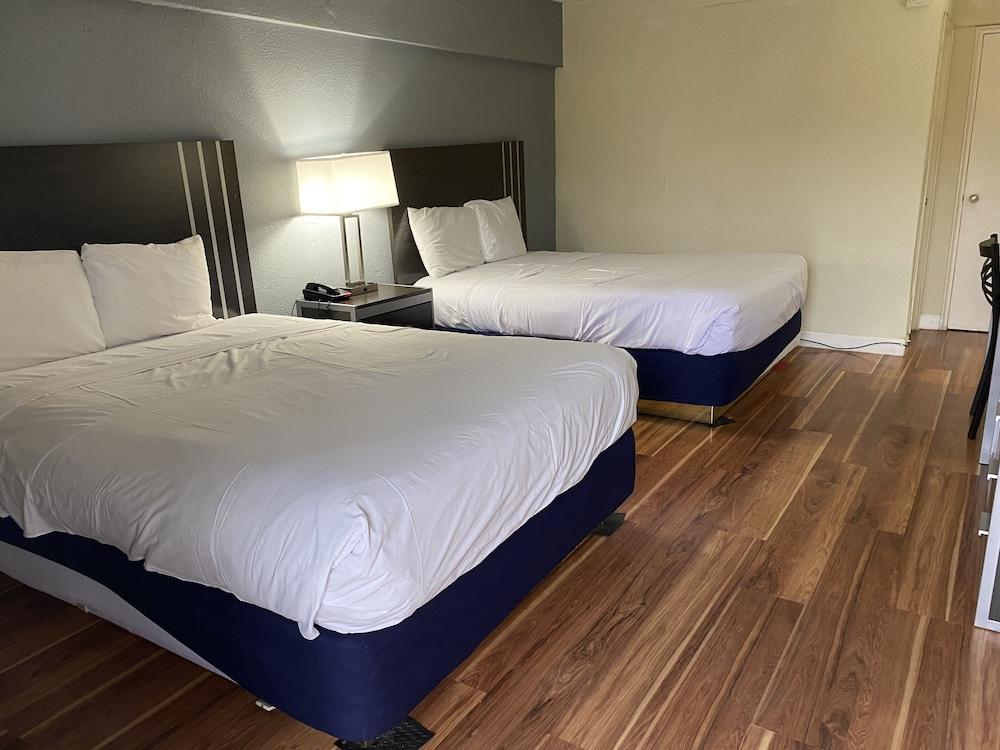 Red Carpet Inn & Suites photo 22