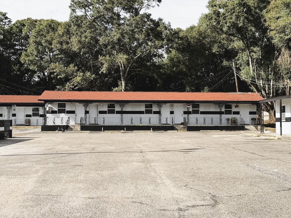 BEVERLY MOTEL photo 9