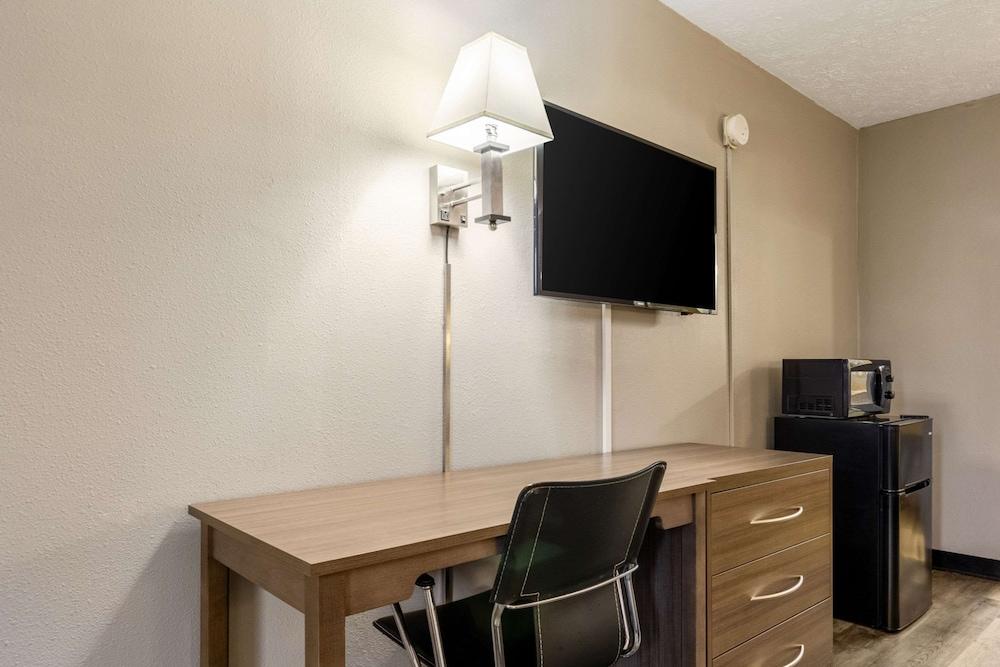 Econo Lodge Seymour photo 30