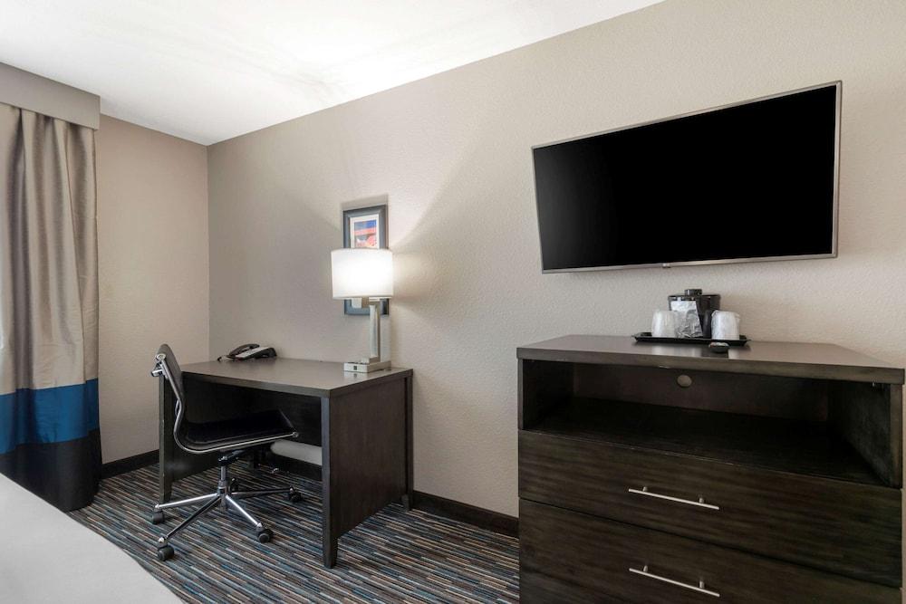 Comfort Inn and Suites Near Medical Center photo 21