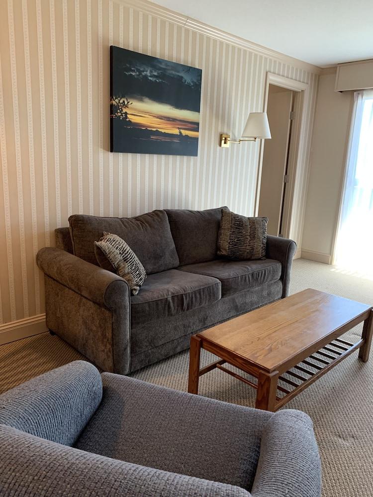 Coachman Inn & Suites photo 45