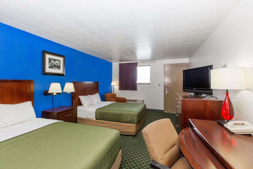 Travelodge by Wyndham Great Bend photo 16