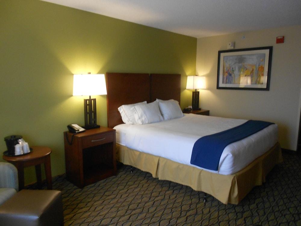 Holiday Inn Express & Suites Lancaster by IHG photo 8