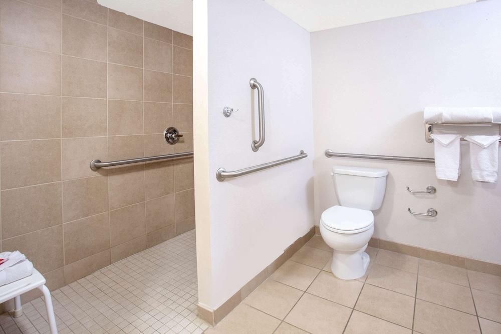 Holiday Inn Express & Suites Phoenix Midtown by IHG photo 9