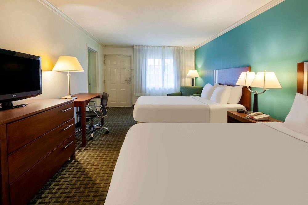 Days Inn by Wyndham Austintown photo 46