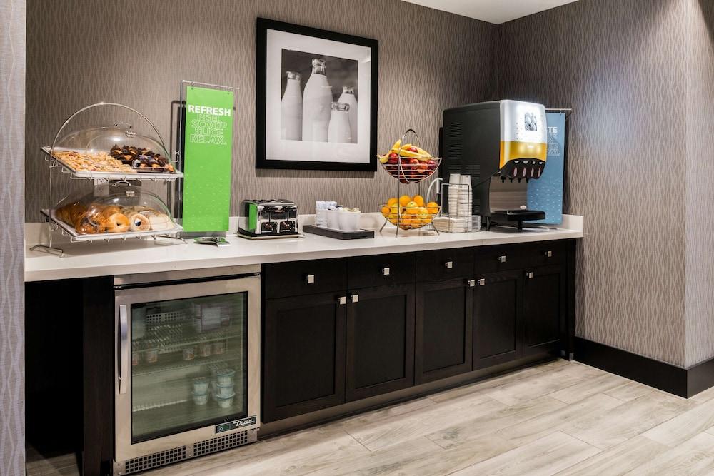 Hampton Inn & Suites Wixom photo 3