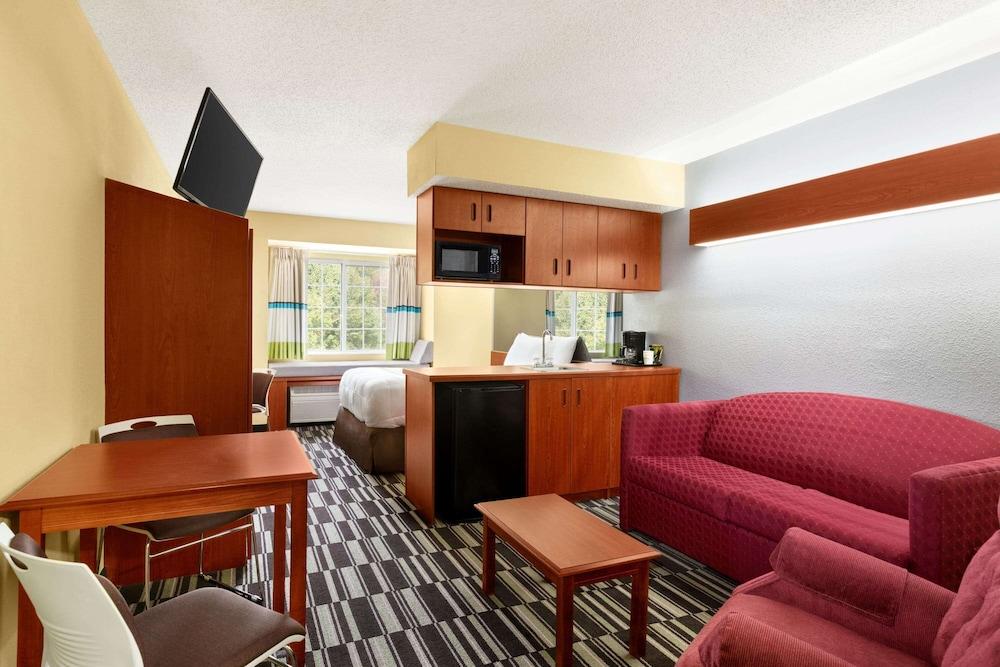 Microtel Inn & Suites by Wyndham Thomasville/High Point/Lexi photo 5