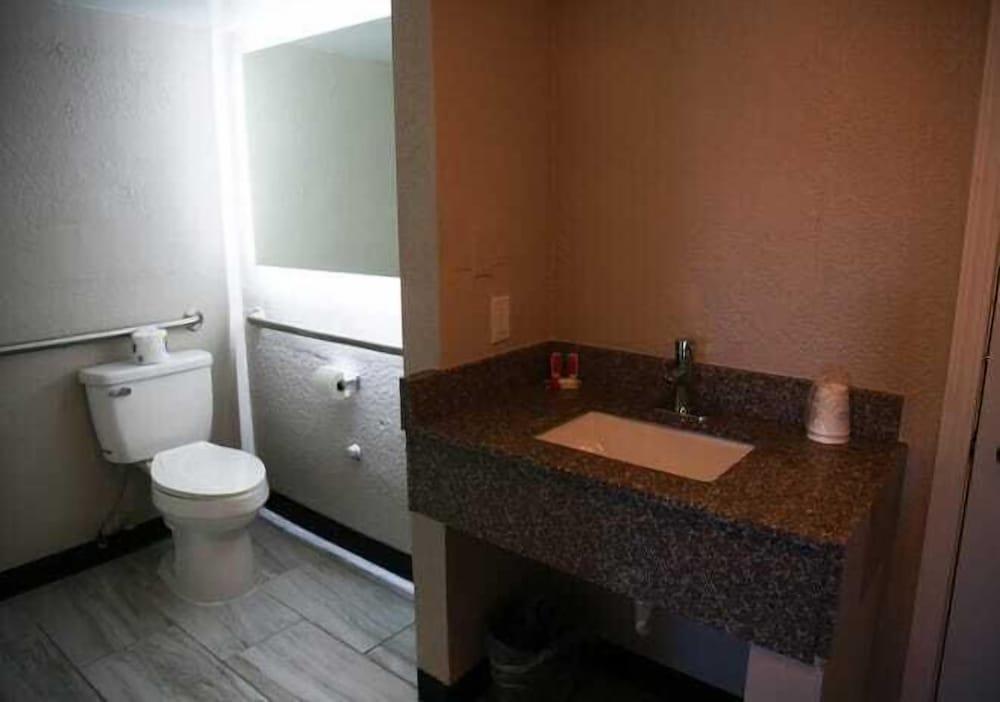 Days Inn & Suites by Wyndham Port Huron photo 26