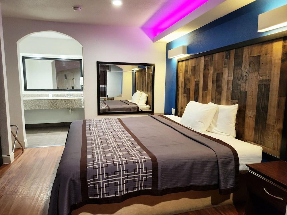 Express Inn Tomball photo 12
