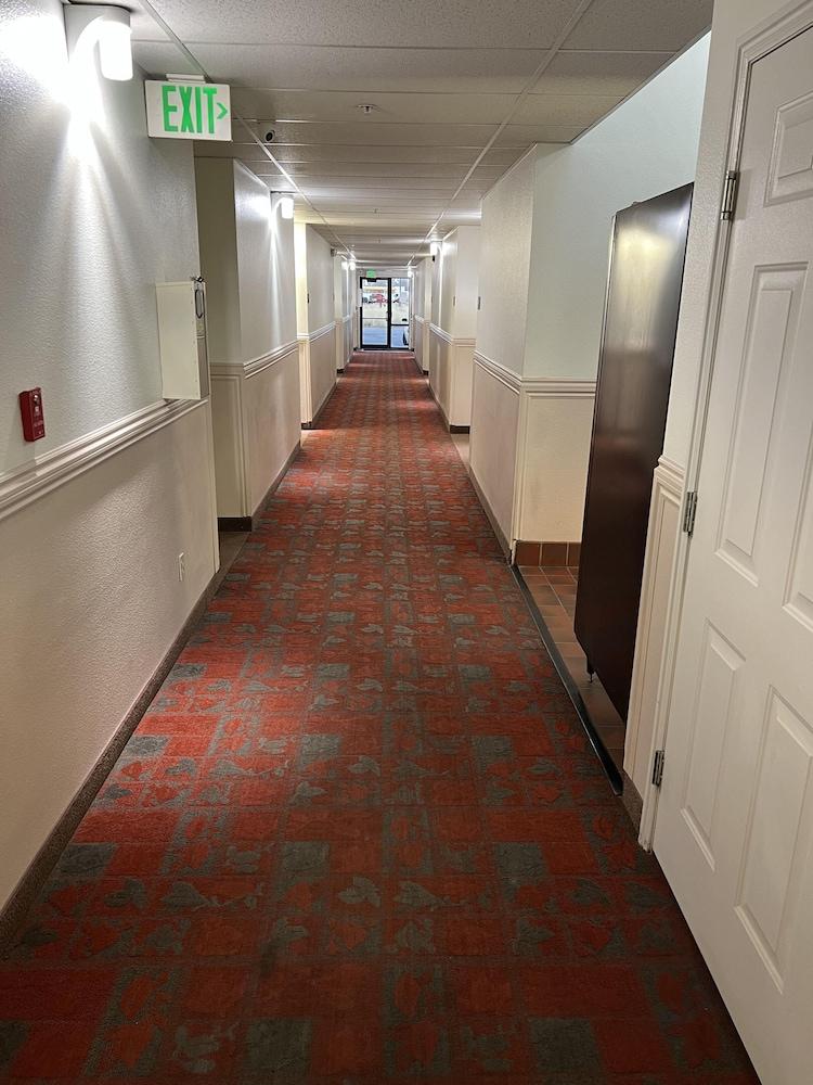 Days Inn by Wyndham Lake Point photo 4