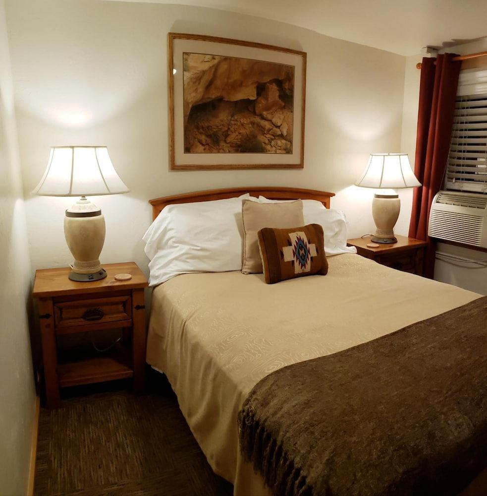 Stone Lizard Lodging photo 12
