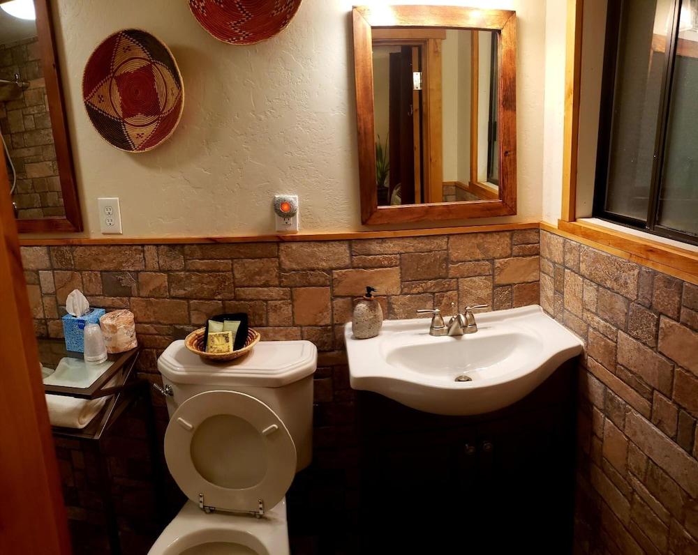 Stone Lizard Lodging photo 57