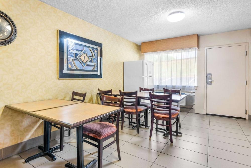 Brentwood Inn & Suites photo 36