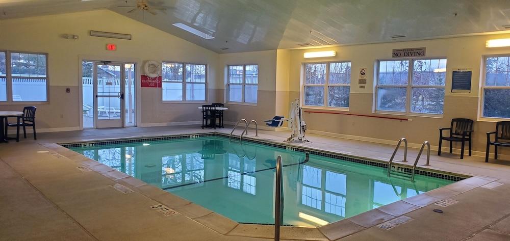 Country Inn & Suites by Radisson, Dundee, MI photo 18