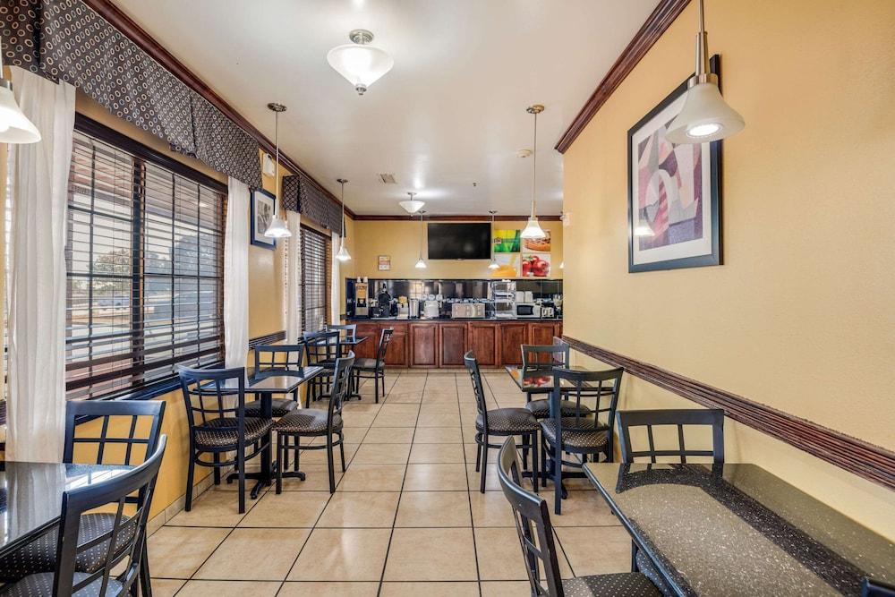 Econo Lodge Lubbock I-27 photo 8