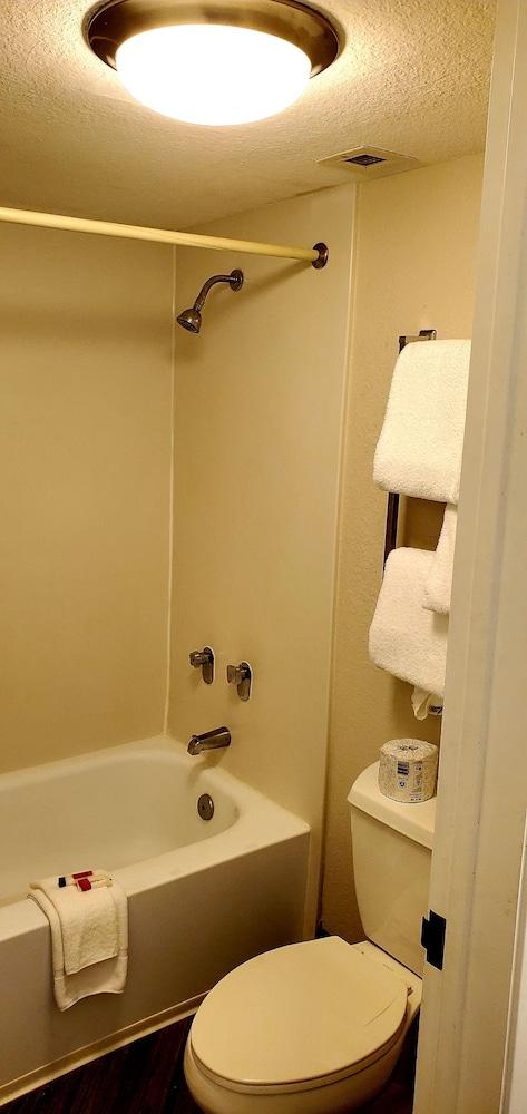 Days Inn by Wyndham Gainesville University I-75 photo 20