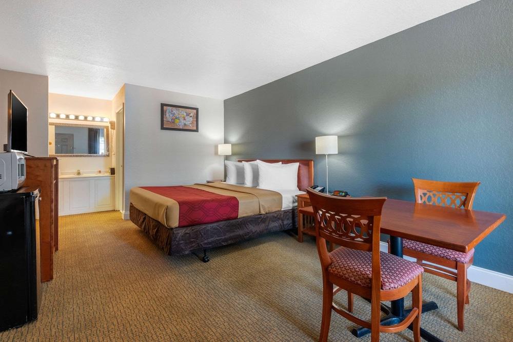 Econo Lodge Airport at RJ Stadium photo 14