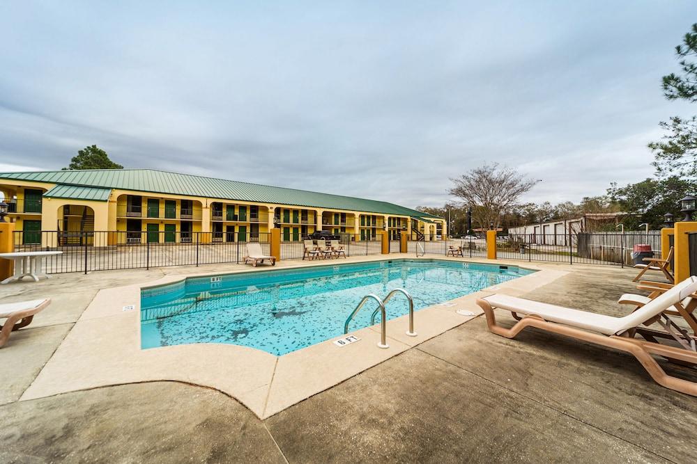 Days Inn by Wyndham Atmore photo 2