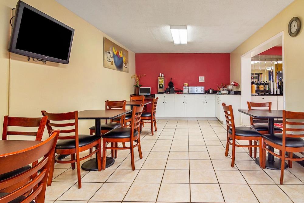 Econo Lodge Research Triangle Park photo 24