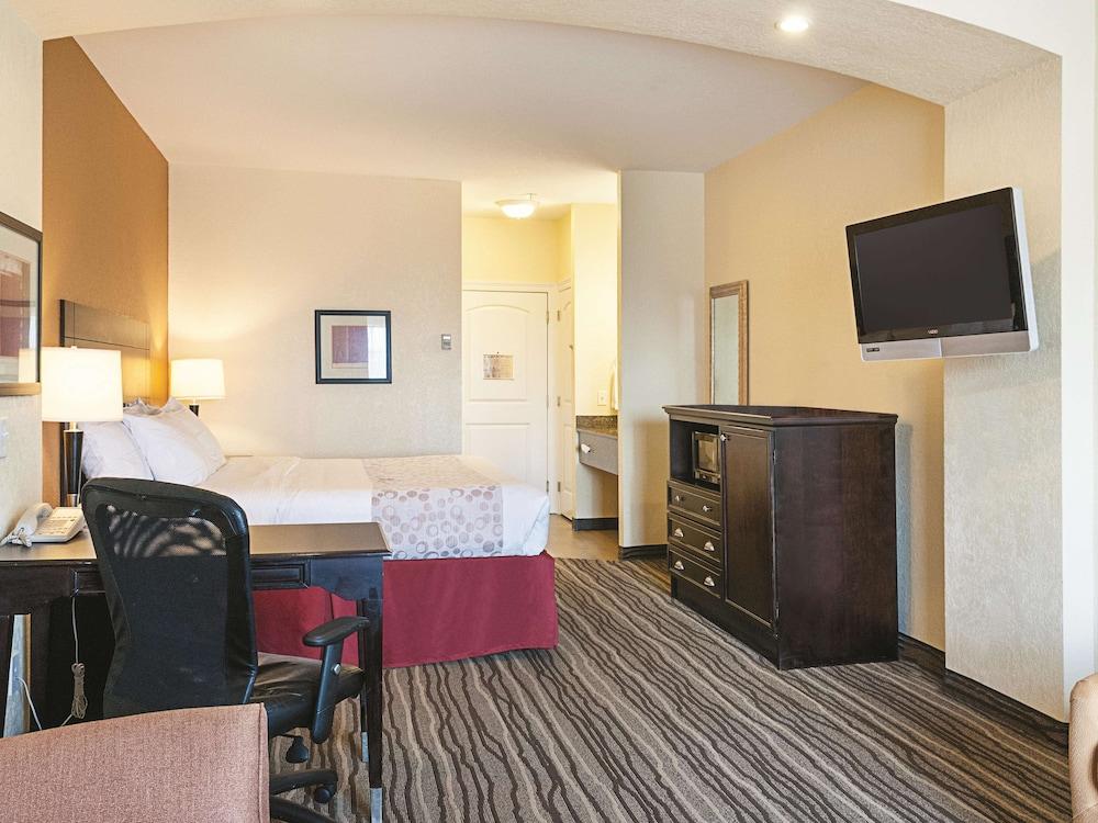 La Quinta Inn & Suites by Wyndham Slidell - North Shore Area photo 6