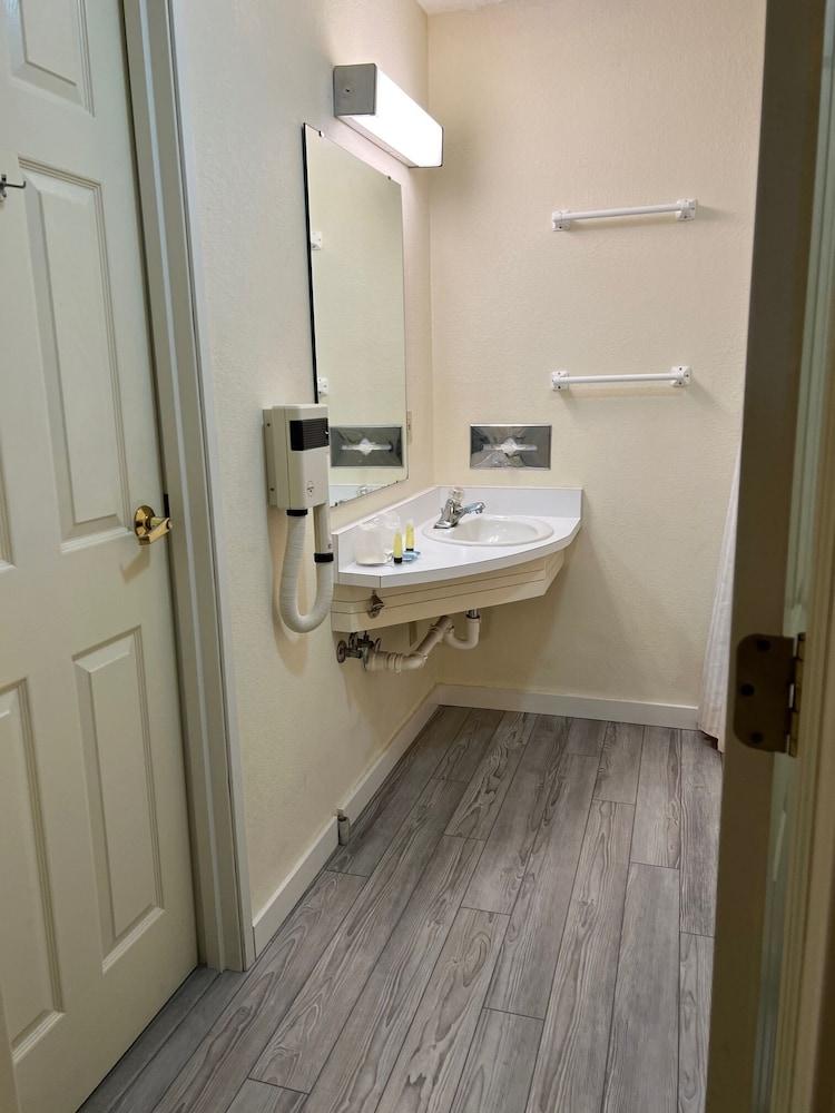 Voyager Inn photo 51