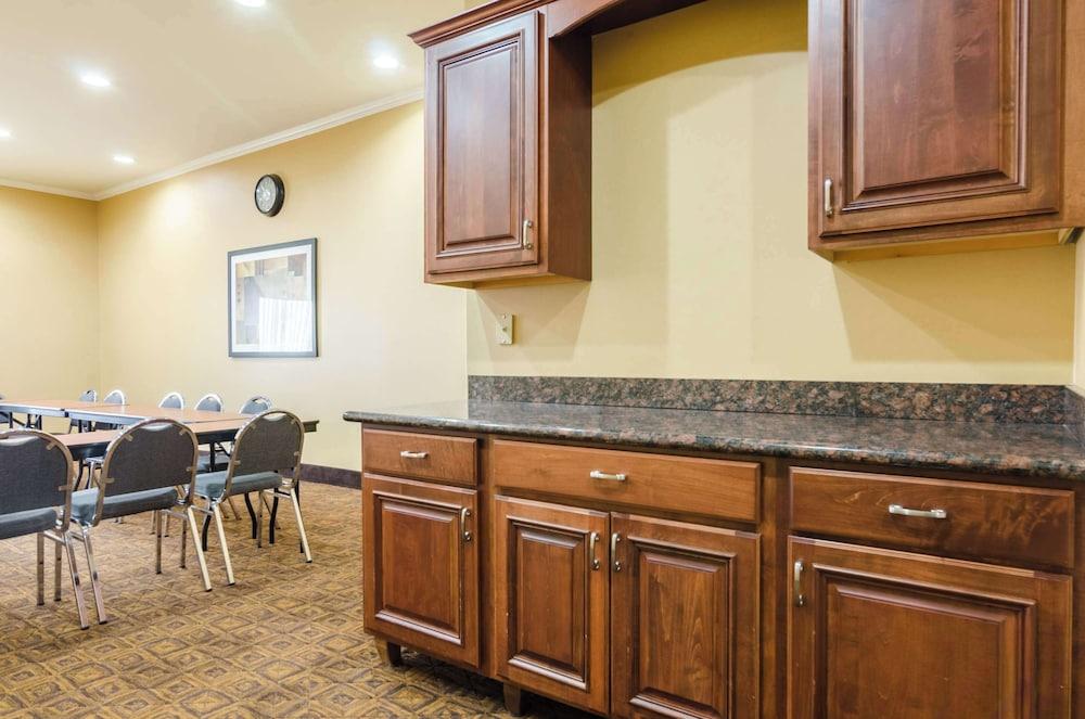 Comfort Suites Salina South photo 88