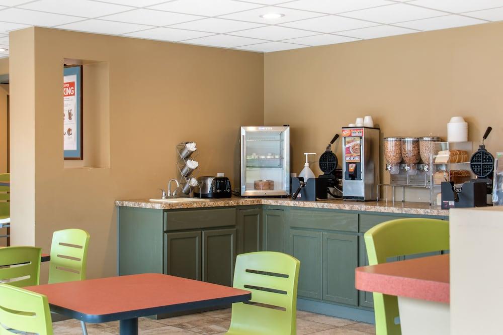 Econo Lodge Inn And Suites photo 12