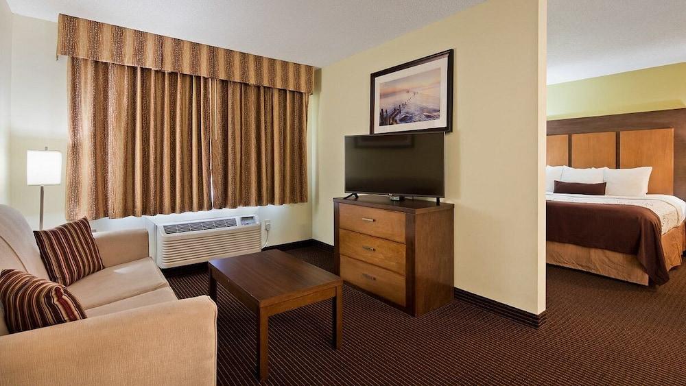 White Pines Inn & Suites photo 8