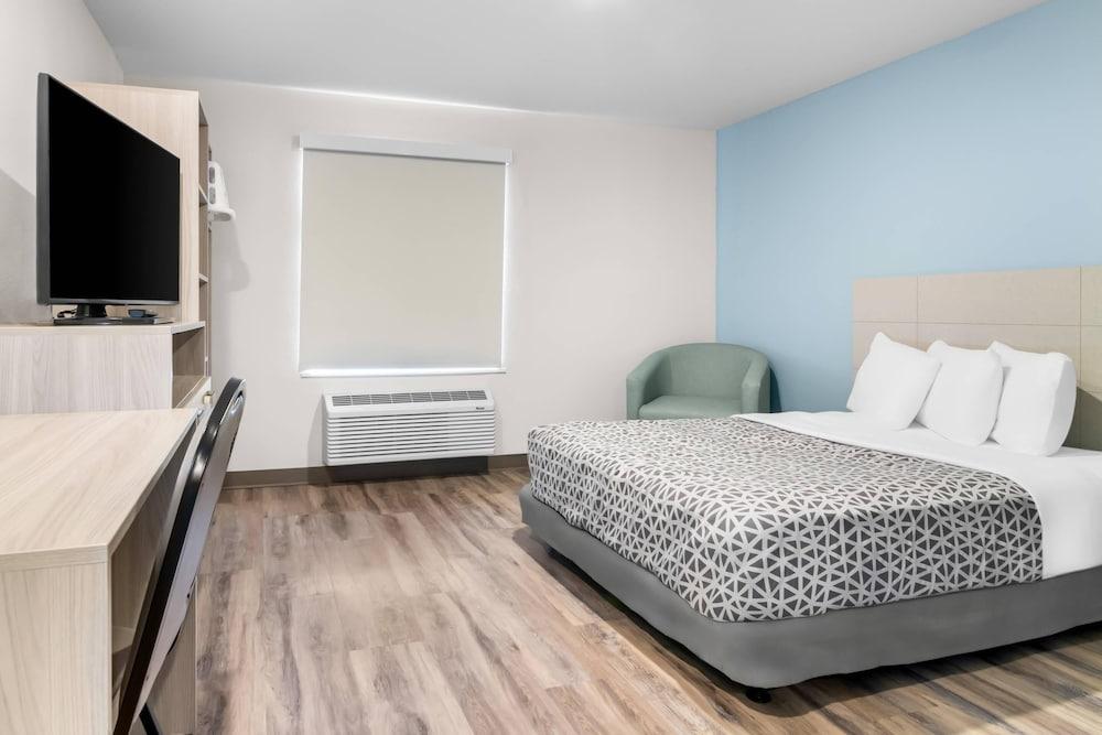 Woodspring Suites Elkhart photo 18