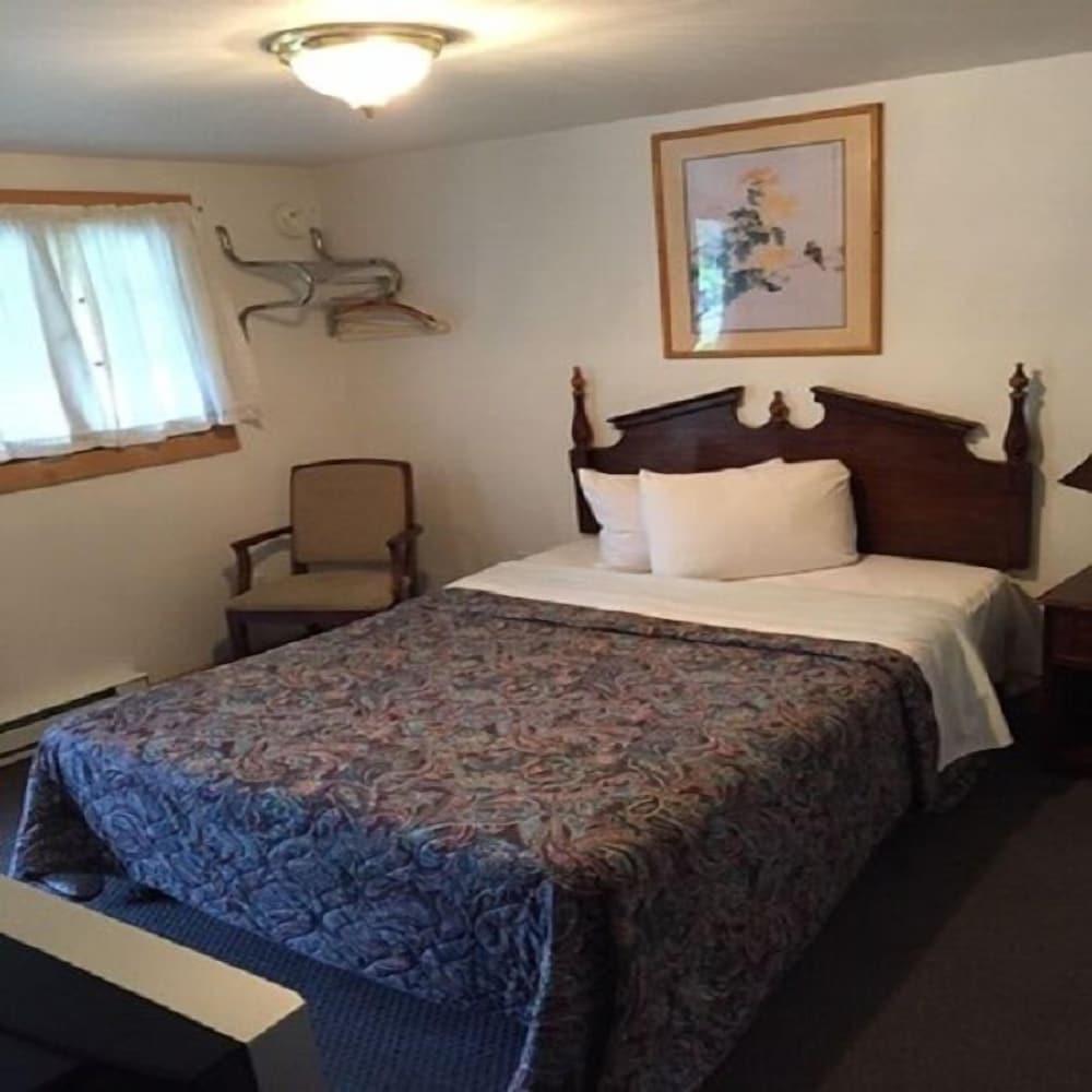 Adirondack Oasis Motel photo 27