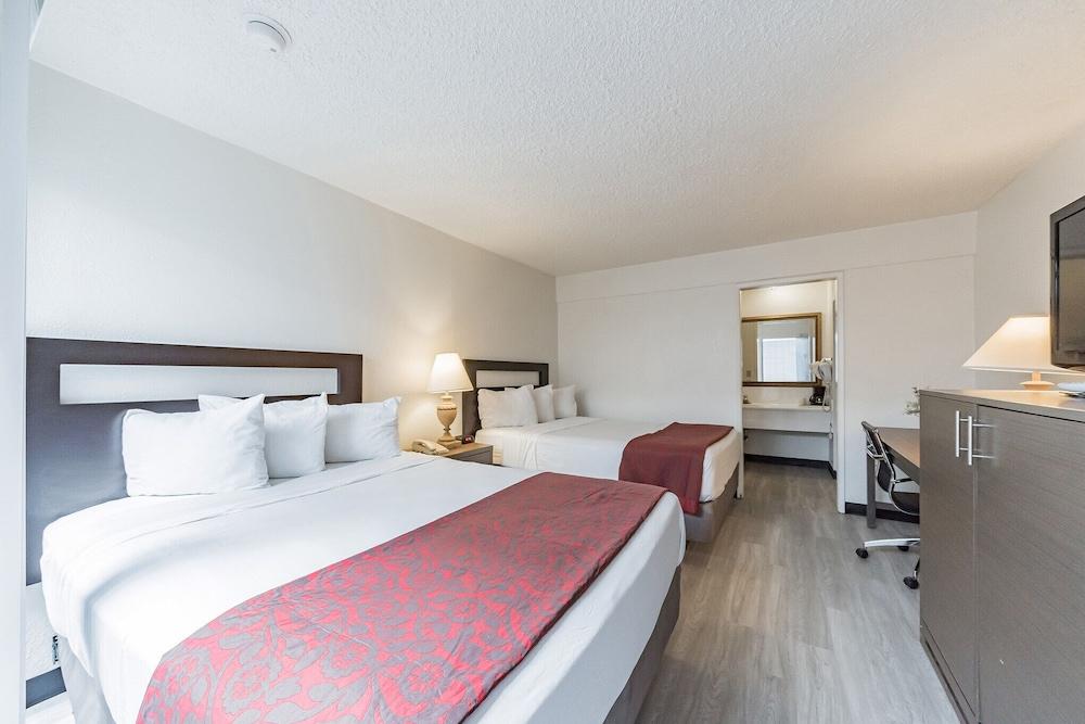 MC Pacific Inn & Suites photo 15