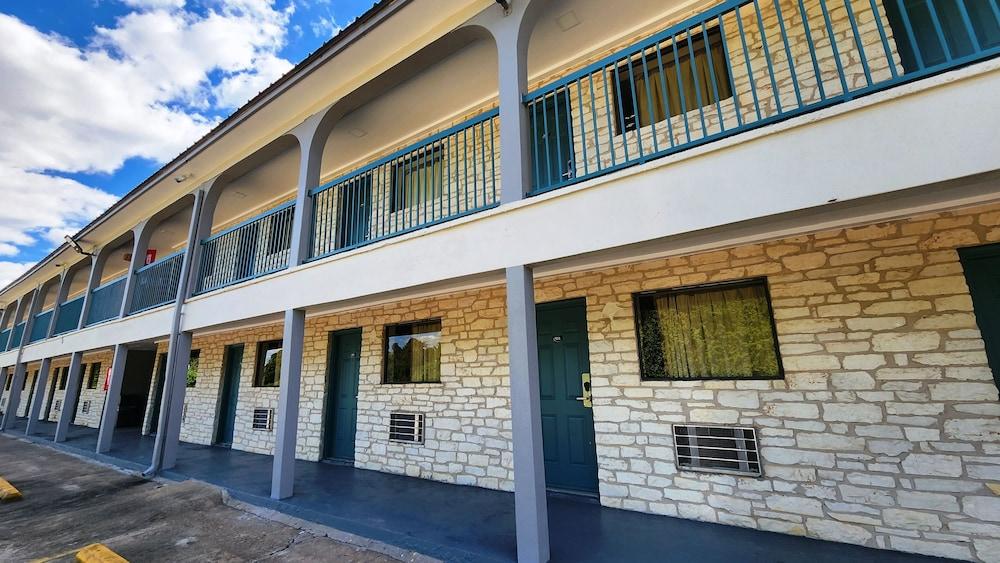 Scottish Inn & Suites photo 17