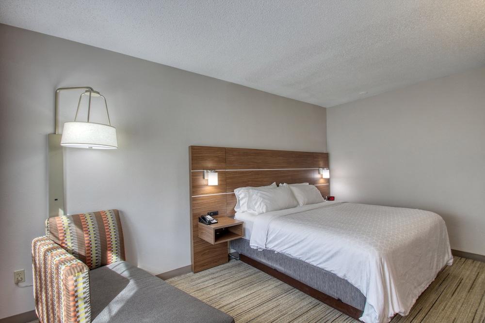 Holiday Inn Express Hotel & Suites Oshkosh by IHG photo 71