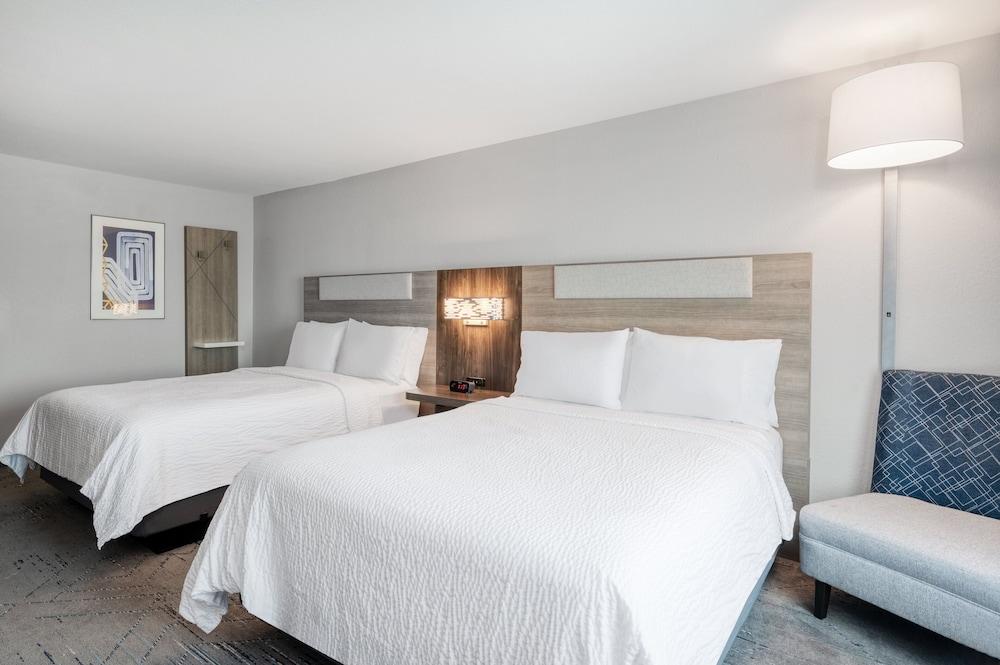 Holiday Inn Express Hotel & Suites Greenwood by IHG photo 24