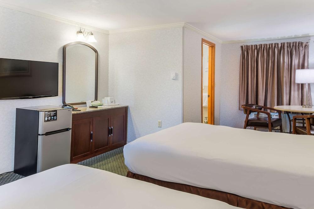 Americas Best Value Inn & Suites Hyannis Cape Cod photo 16