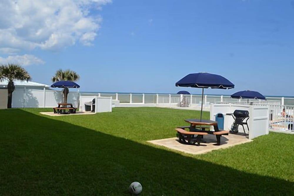 Traders Inn Beach Club photo 25