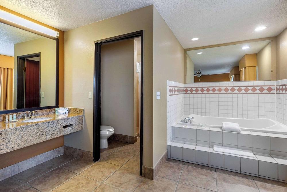 Quality Suites Addison - Dallas photo 42
