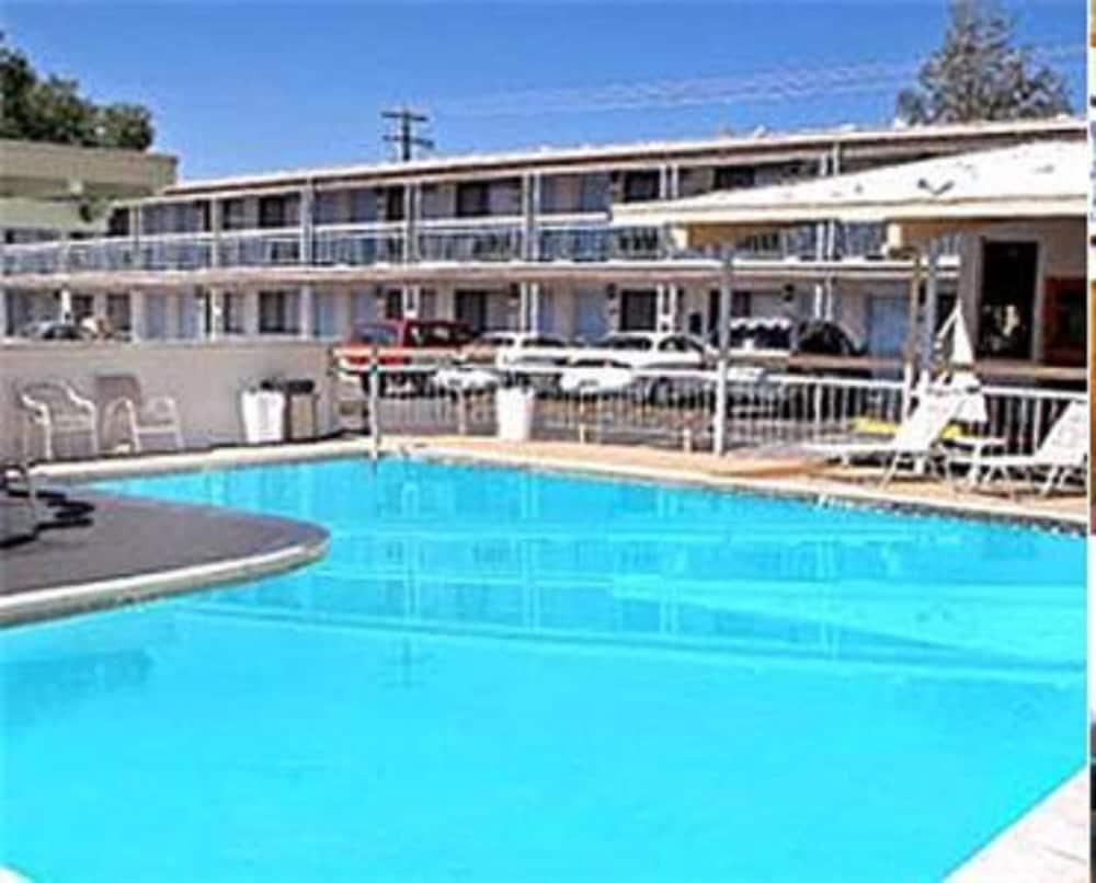 Holiday Motel photo 26