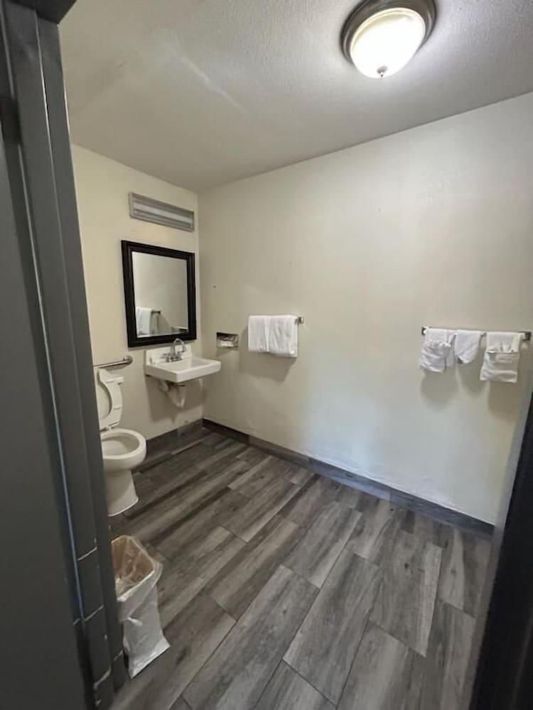 Clarion Pointe - Greensboro Coliseum Area photo 26