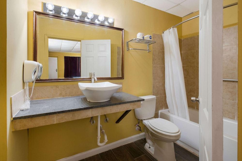 Econo Lodge Gretna - New Orleans photo 18