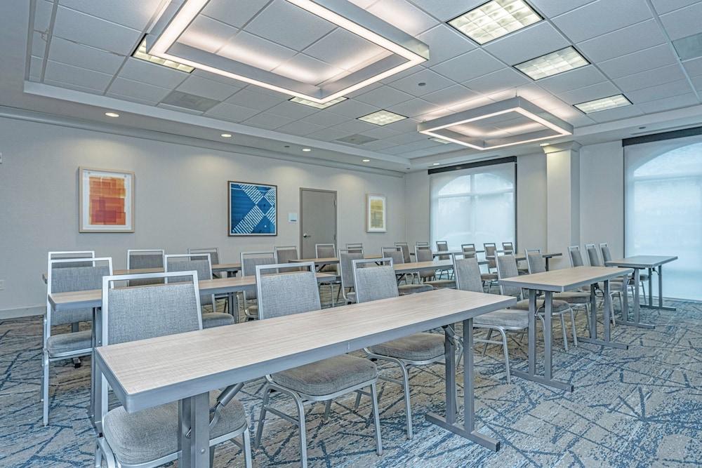 Holiday Inn Express & Suites Charleston Arpt-Conv Ctr Area photo 40