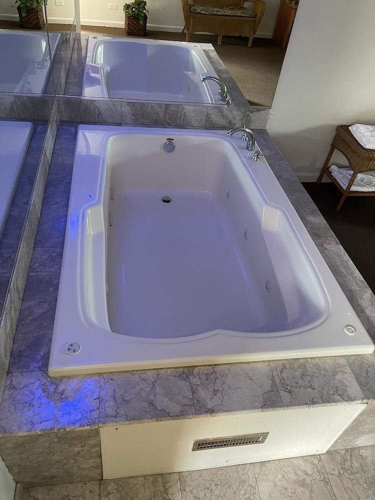VIBE INN - WHIRLPOOL SUITES photo 5