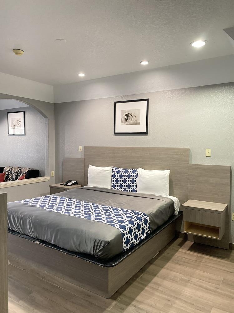 Island Suites photo 38