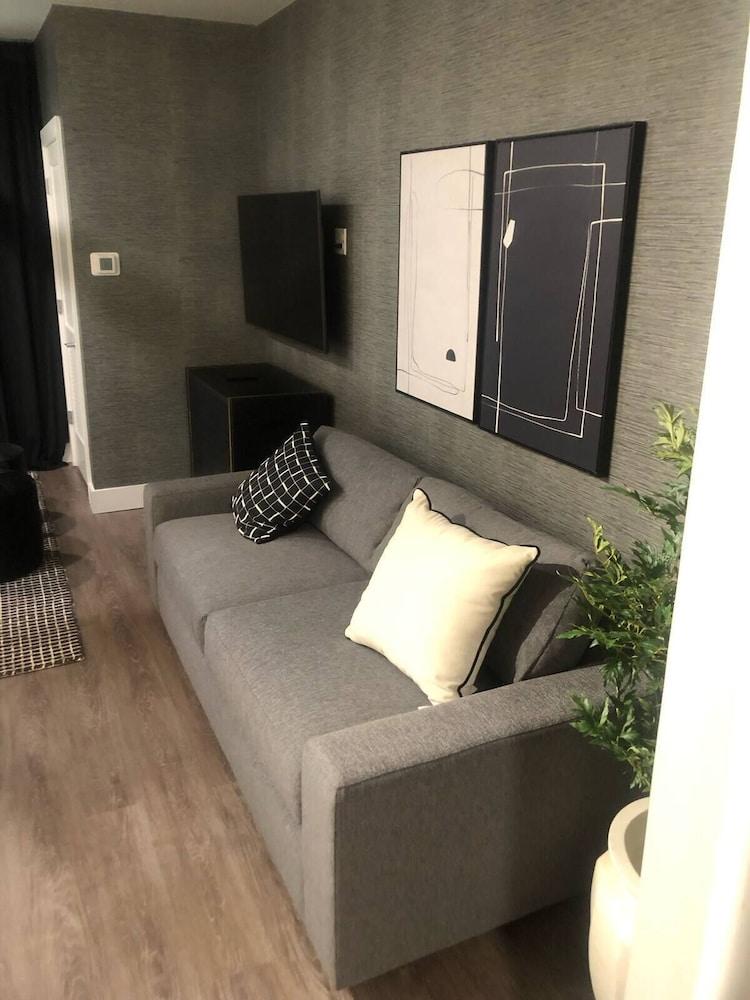 Luxury Apartments by Hyatus Center City photo 17
