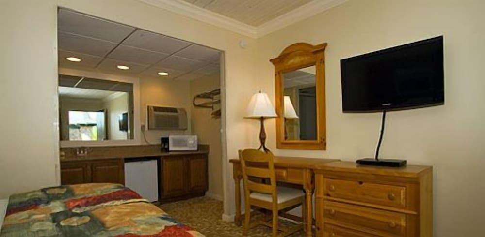 Weathervane Terrace Inn and Suites photo 22